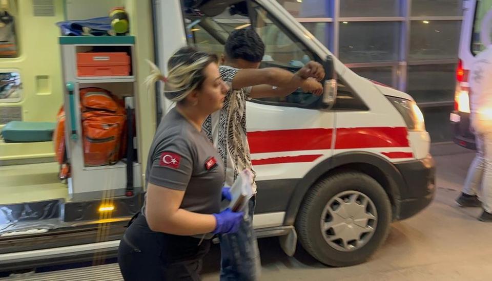 Park halindeki minibüse çarpan araçta 1 kişi yaralandı