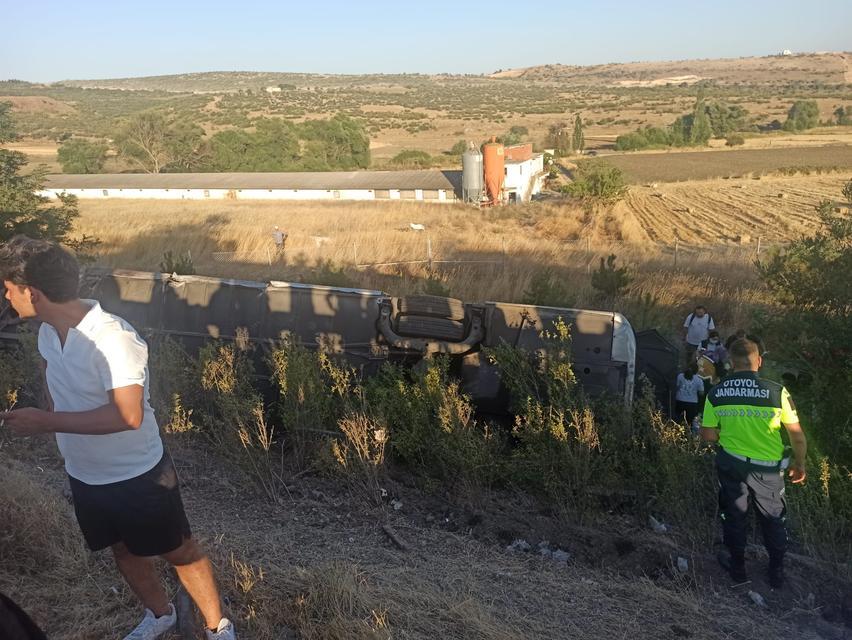 Yolcu otobüsü devrildi: Yaralılar var