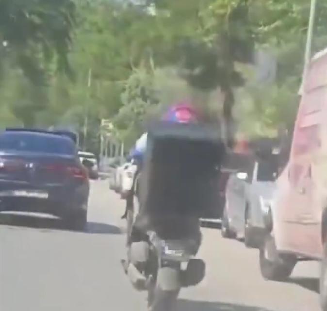 Trafikte akrobatik hareketler yapan motosikletliye 86 bin lira ceza kesildi