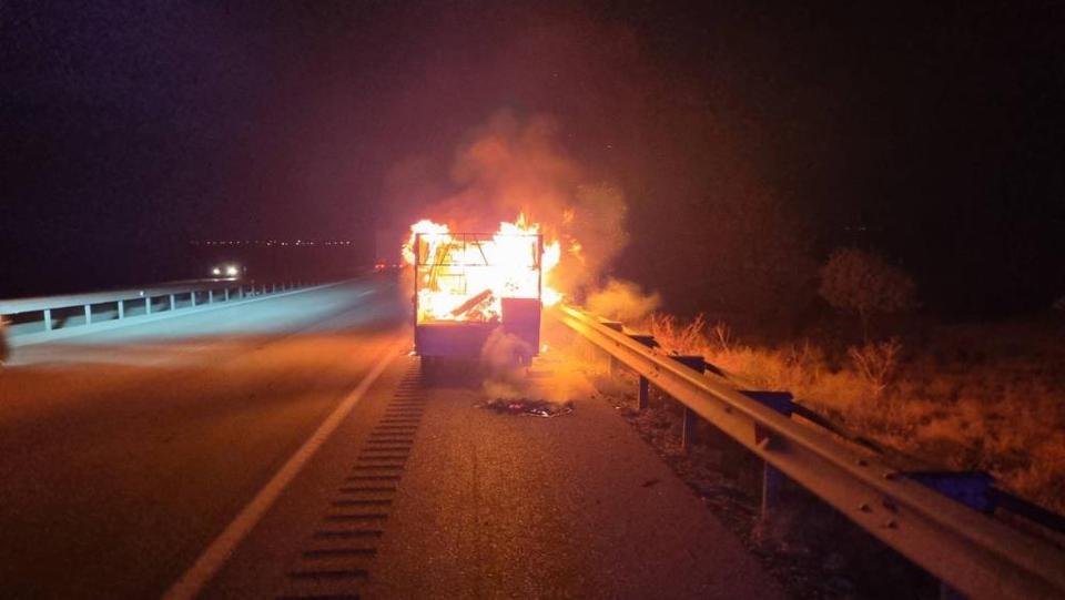 Seyir halindeki kamyonet alev alev yandı