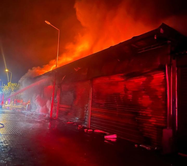 AYDIN'DA ALEVLER GECEYİ AYDINLATTI: OTO YAĞCIDA BÜYÜK MADDİ HASAR MEYDANA GELDİ