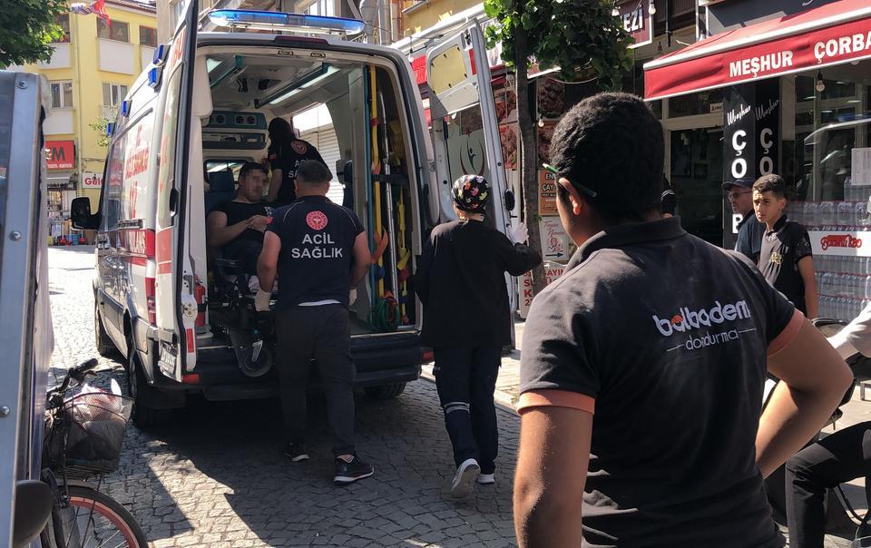 HASTANEYE KALDIRILIRKEN BİLE TELEFONU ELİNDEN BIRAKMADI TADİLATTA İSKELEDEN DÜŞEN ADAM BACAĞINDAN YARALANDI