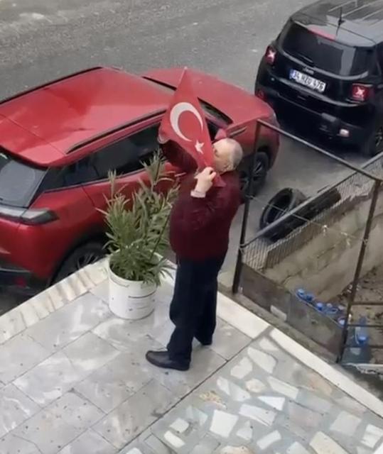 Yerde gördü, öperek yerine astı: İzleyenler duygulandı