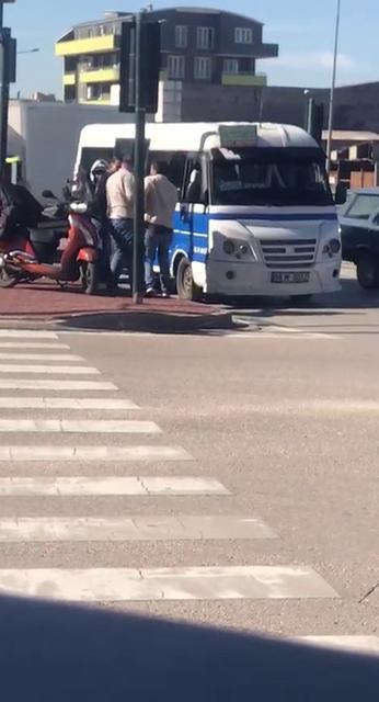 Minibüs şoförü ile motokurye birbirine girdi