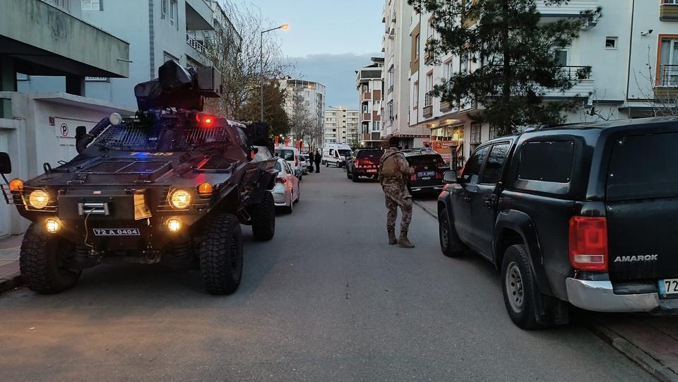 Aile katliamı: Anne ve ağabeyini öldürdü