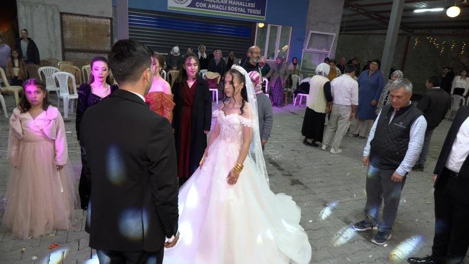 Gelin damat düğünü yarıda kesip Ata'sını andı