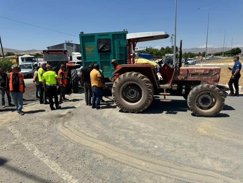 Traktör ile otomobil çarpıştı: 3 yaralı