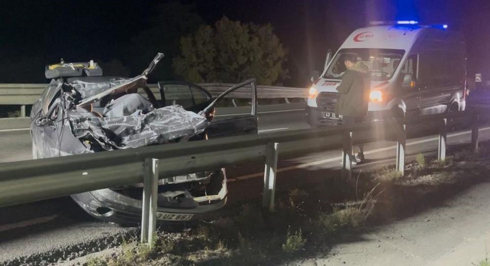 Tıra arkadan çarpan otomobil hurda yığınına döndü