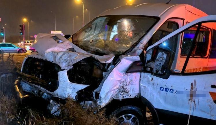 Tır ile servis aracı çarpıştı: 2 yaralı