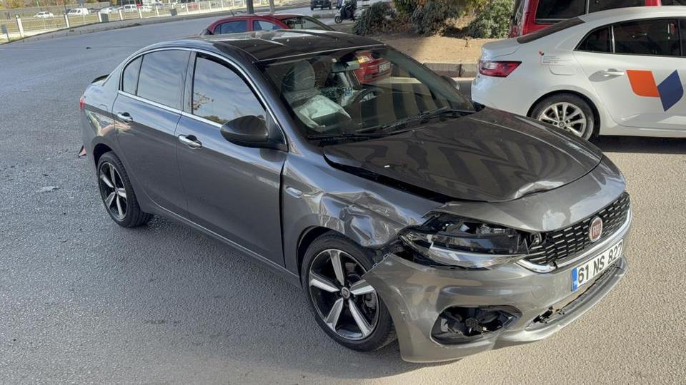 Kavşakta otomobiller çarpıştı: 2 yaralı