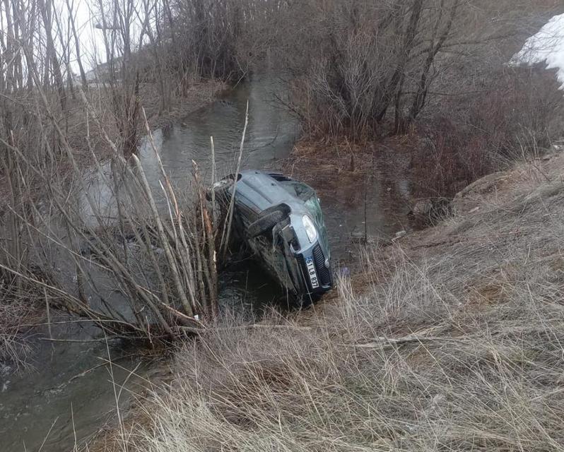 Otomobil dereye uçtu