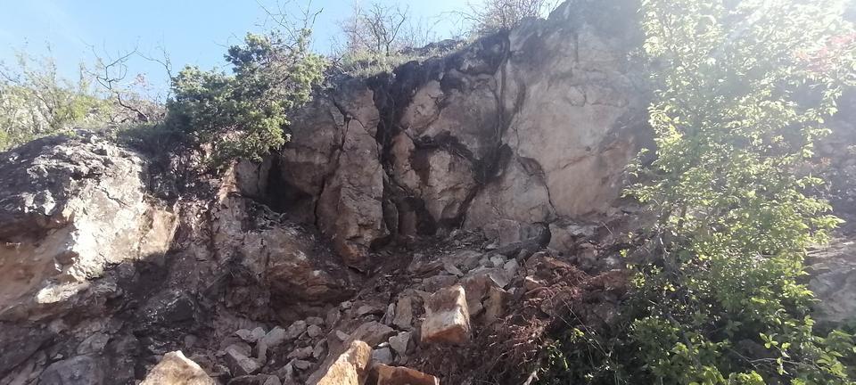 Dağdan kopan dev kaya parçaları korkuttu