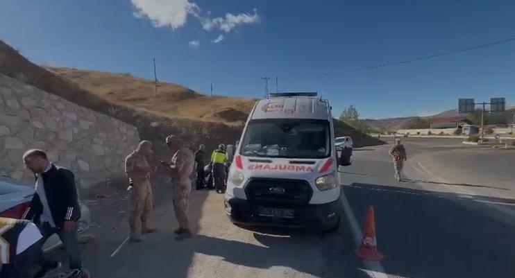 Otomobil durağa daldı: 1'i ağır 6 yaralı