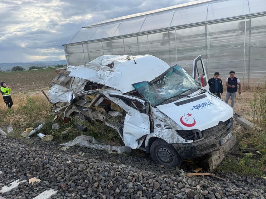 Tren minibüse çarptı