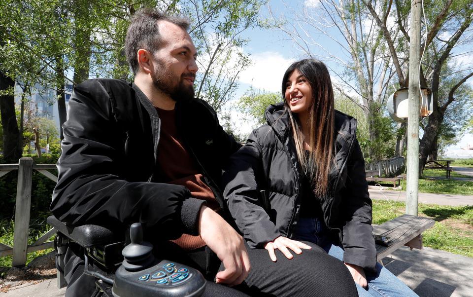 OKUL YILLARINA DAYANAN ARKADAŞLIKLARI ENGEL TANIMAYAN AŞKA DÖNÜŞTÜ TRAFİK KAZASI SONRASI TEKERLEKLİ SANDALYEYE MAHKUM KALDI HAYATA KÜSMEDİ, SEVDİĞİ KADINLA EVLENDİ "AŞK ENGEL TANIMAZ" SÖZÜNÜN CANLI ÖRNEĞİ OLDULAR "EŞİM GÜZEL, BEN YAKIŞIKLIYIM, HAYAT GÜZEL"