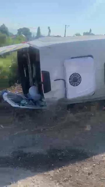 İşçi servisi ile otomobil çarpıştı: 15 yaralı