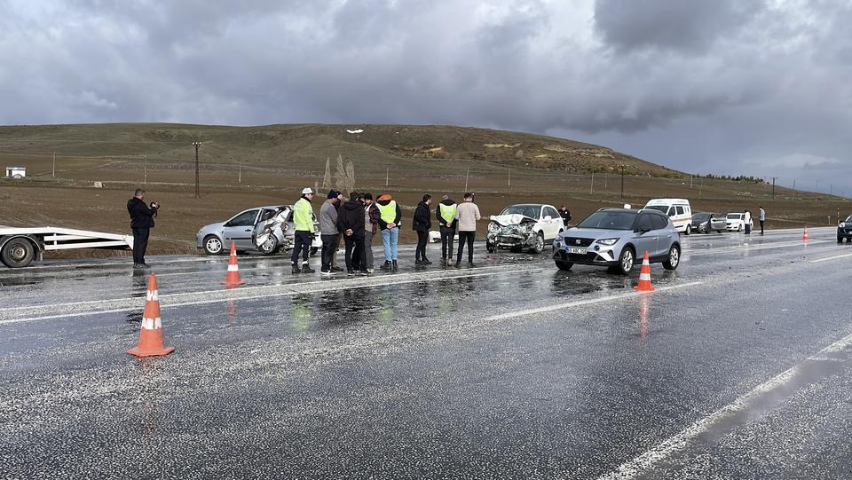 BAYRAM TATİLİ DÖNÜŞÜ TRAFİK KAZASI: 1 ÖLÜ, 5 YARALI