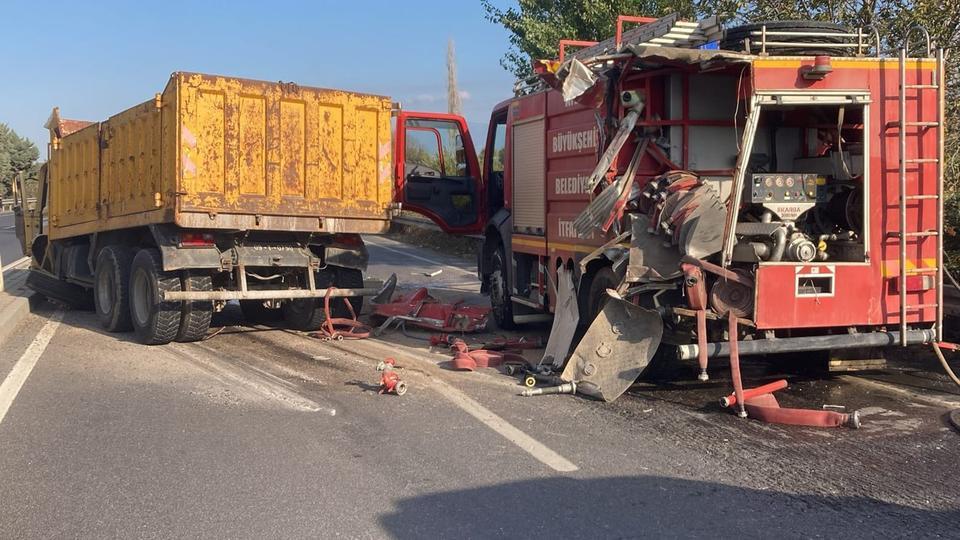 Aydın'da feci kaza; Kamyon, itfaiye aracına çarptı