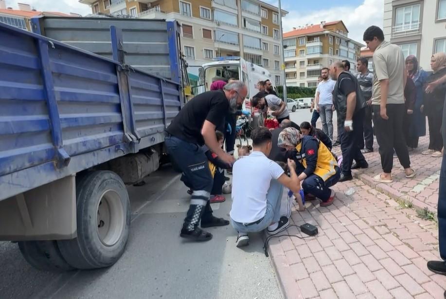 Kamyonetin altında kaldılar! 3'ü çocuk 4 yaralı