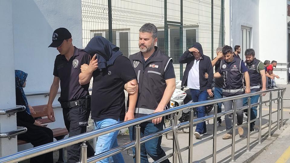 50 MİLYON LİRALIK SAHTE ALTIN OPERASYONUNA 10 TUTUKLAMA ADANA MERKEZLİ 4 İLDE "AYAR-3" İSMİ VERİLEN SAHTE ALTIN OPERASYONUNDA GÖZALTINA ALINAN 13 ŞÜPHELİDEN 10'U TUTUKLANDI
