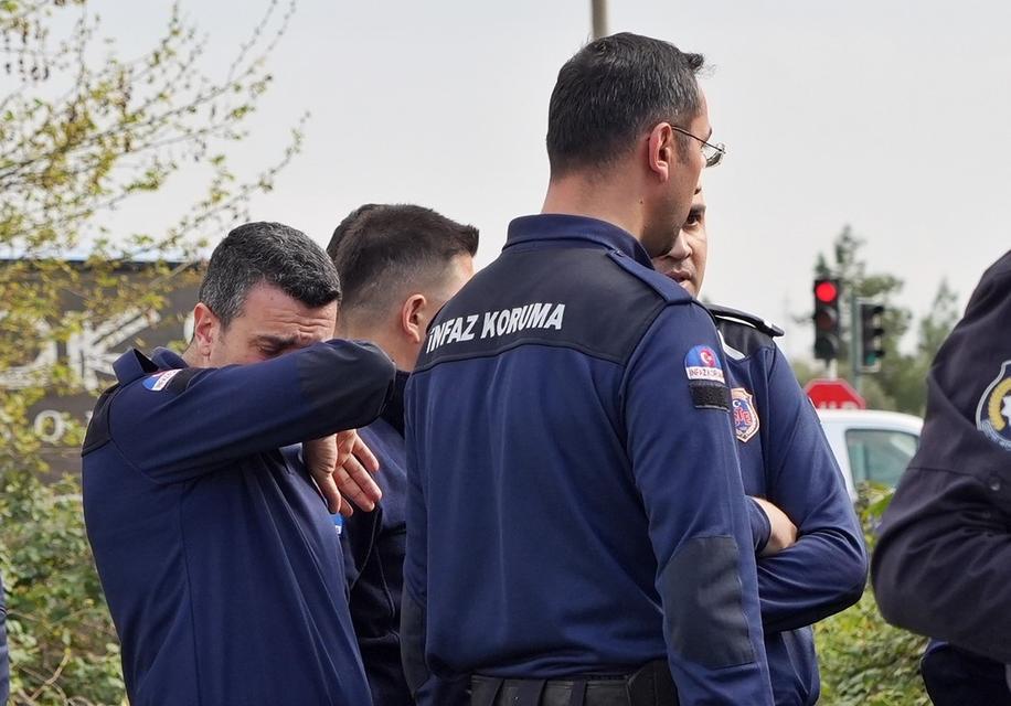 CEZA İNFAZ KORUMA ARACI DEVRİLDİ: 1 ÖLÜ, 1 YARALI HAYATINI KAYBEDEN İNFAZ KORUMADA GÖREVLİ MEMURUN EŞİ VE MESAİ ARKADAŞLARI UZUN SÜRE GÖZYAŞI DÖKTÜ