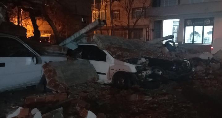 Lodos duvarı devirdi, araçlar altında kaldı