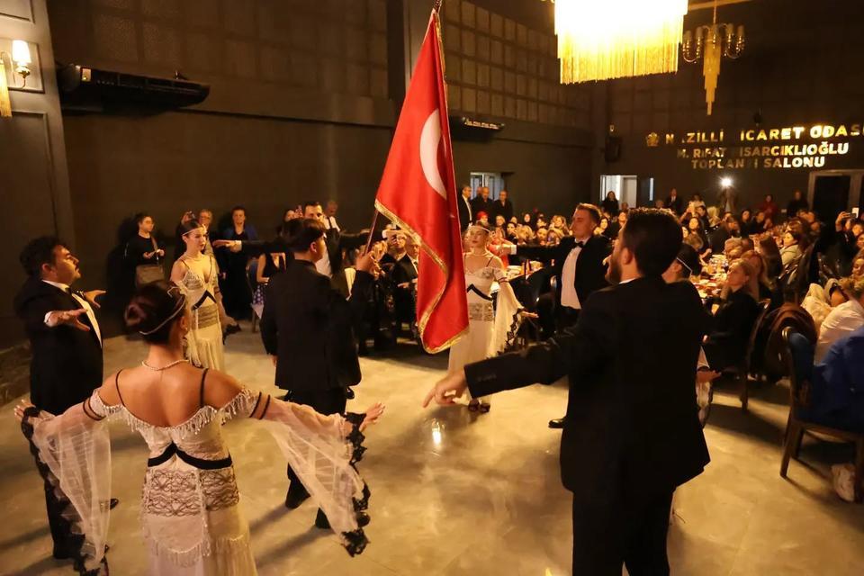 Nazilli’de Cumhuriyet coşkusu baloya taşındı