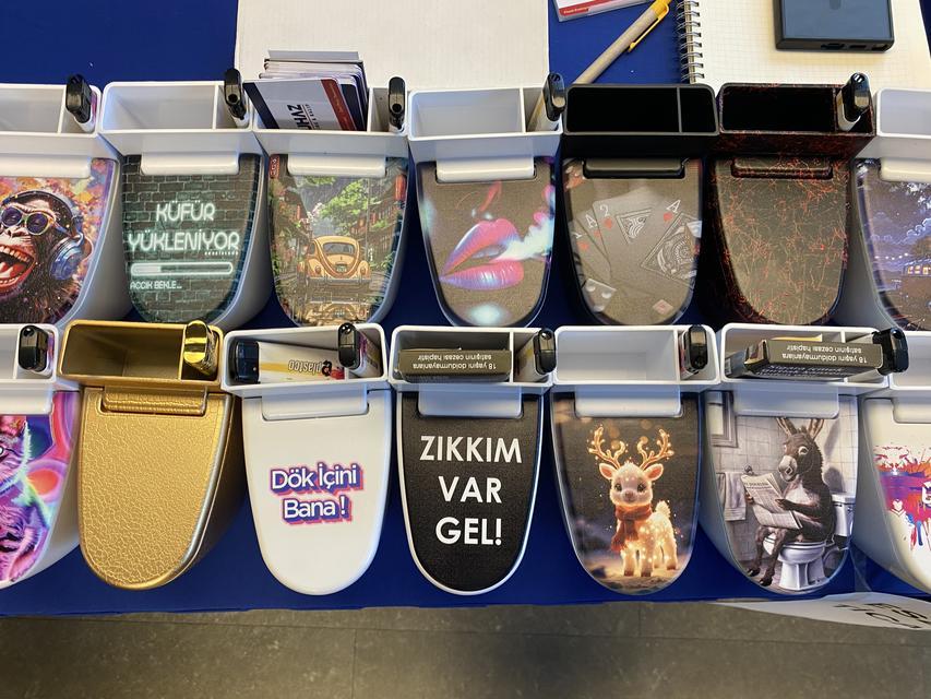 TUVALETTE SİGARA İÇERKEN AKLINA GELEN 'KLOZET KÜLLÜK' ÜRÜNÜ İLE GİRİŞİMCİ OLDU TUGAY YILDIRIM: "TUVALETTE SİGARA İÇERKEN AKLIMA GELEN FİKİR İLE PARA KAZANACAĞIMI HİÇ DÜŞÜNMEZDİM"