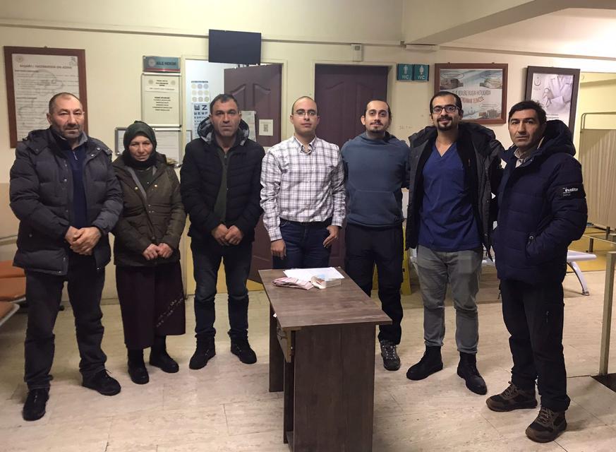 Sağlık çalışanı bulduğu parayı hasta yakınlarına teslim etti