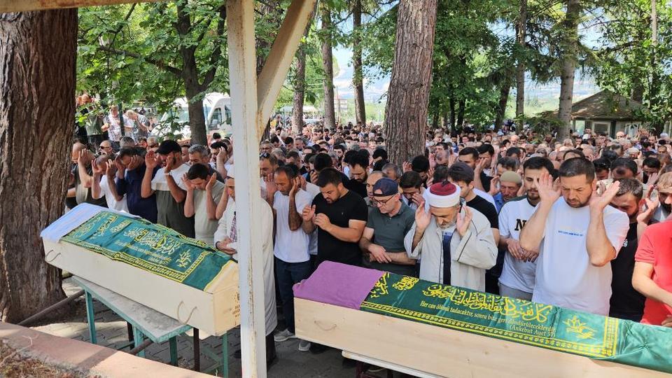 Aynı motosiklette can veren anne-baba gözyaşlarıyla uğurlandı