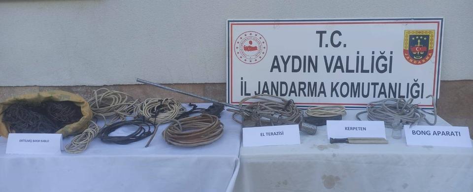 OTLUK ALANDA GİZLENEN HIRSIZLIK ŞÜPHELİSİ JANDARMAYA TAKILDI