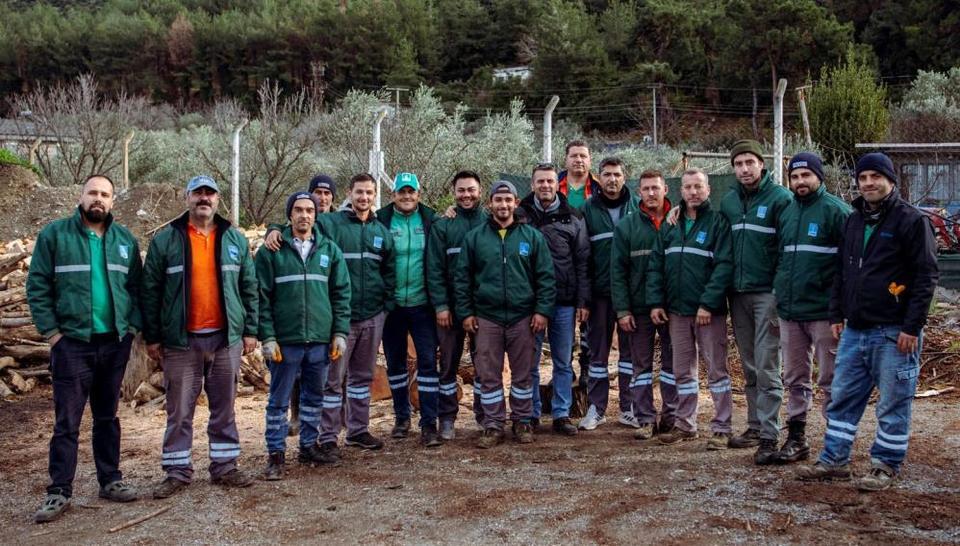 Kuşadası'nda ağaç atıkları ihtiyaç sahipleri için yakacağa dönüşüyor