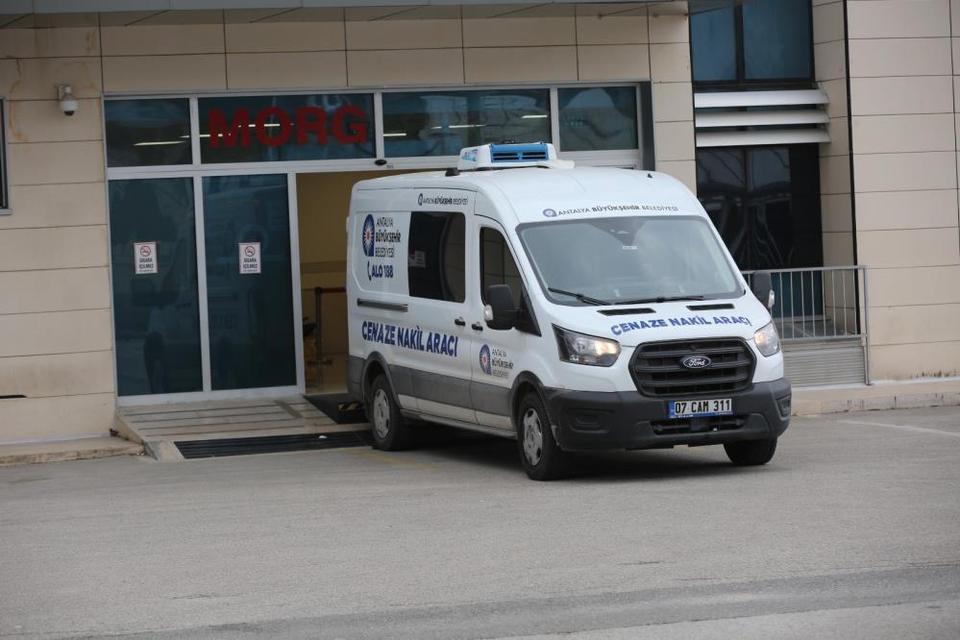 Bıçaklı dehşette katledilen anne ve 7 yaşındaki kız son yolculuğuna uğurlandı