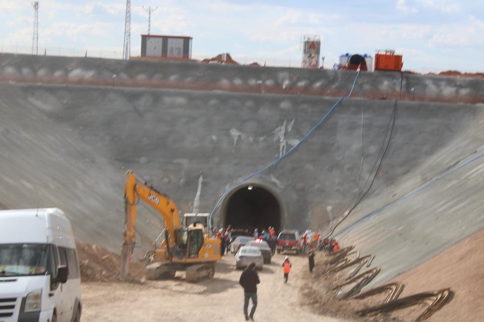 HIZLI TREN ŞANTİYESİNDE KAYA DÜŞMESİ: 1 ÖLÜ, 1 YARALI VALİ ÇİÇEK: "KAYA PARÇALARININ DÜŞMESİ SONUCUNDA 1 ARKADAŞIMIZ HAYATINI KAYBEDERKEN, 1 KİŞİ DE YARALANDI"
