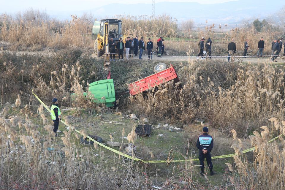TRAKTÖR DERE YATAĞINA DÜŞTÜ: DEDE ÖLDÜ, TORUNU YARA ALMADAN KURTULDU
