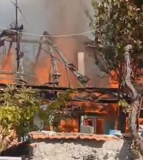 Alevlerin sardığı ev kullanılamaz hale geldi