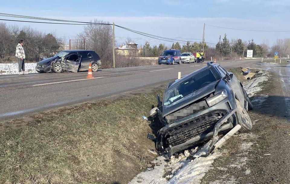 Otomobil ile cip çarpıştı: 3 yaralı