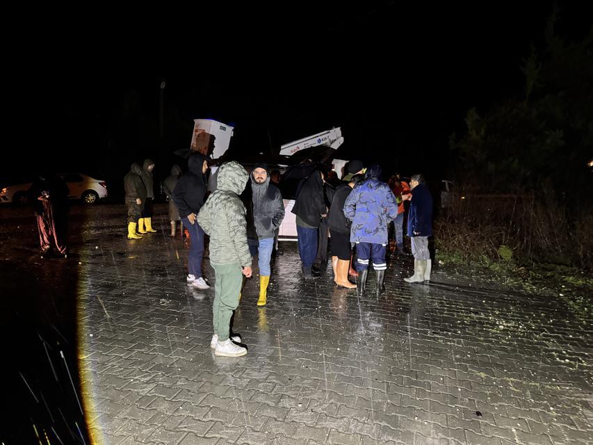 Çay taştı evleri su bastı