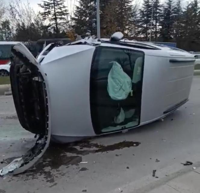 İki araç çarpıştı, sürücü yaralandı