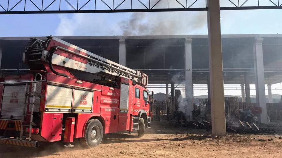 Palet fabrikası alevlere teslim oldu