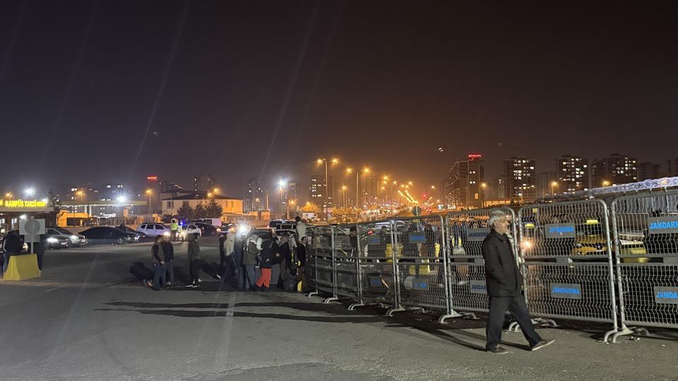 Tahliye olan tutuklular davul zurnayla karşılandı