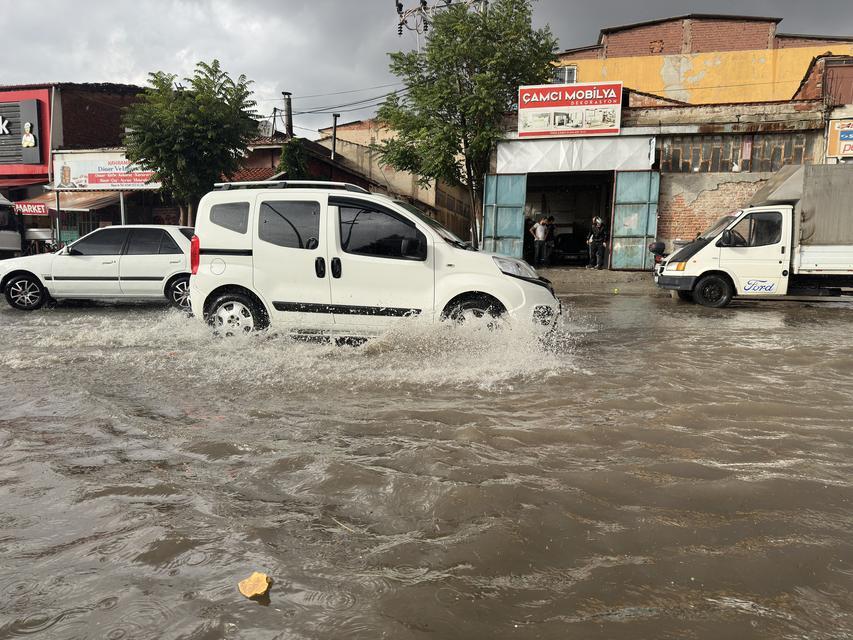 Sağanak yolları göle çevirdi
