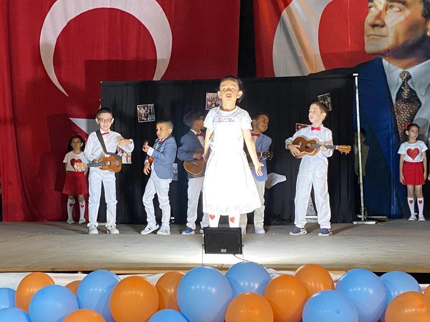 SARIGÖL'DE 40 YILLIK EĞİTİM YUVASINA GÖRKEMLİ VEDA