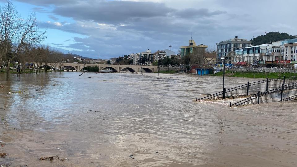 Çay taştı, otopark sular altında kaldı