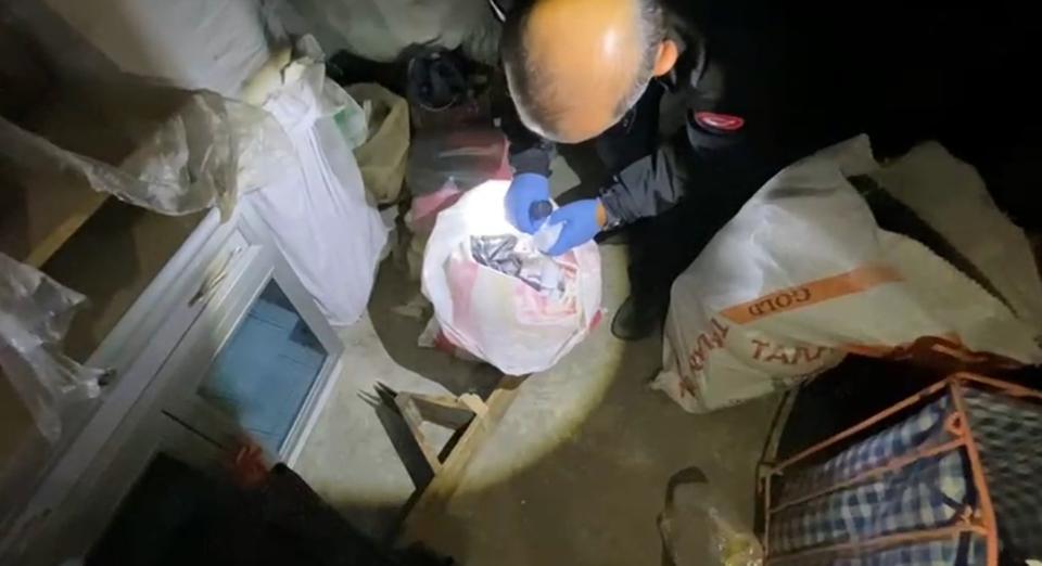 Çatı katındaki çuvallarda 15 bin uyuşturucu hap ele geçirdi