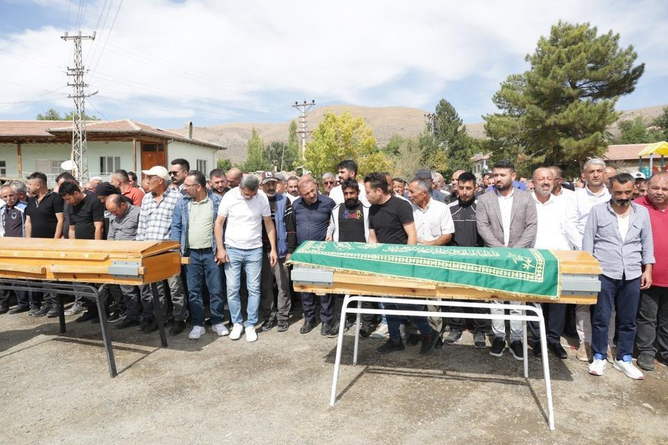 Kazada ölen ikiz çocuklara acı veda