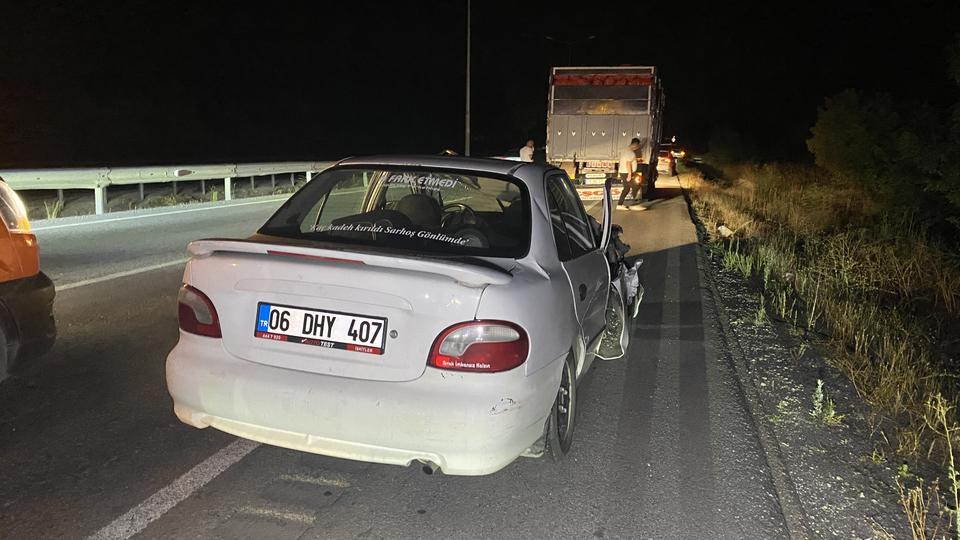 Otomobil kamyona arkadan çarptı
