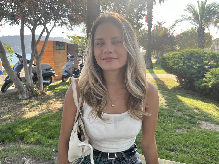 22 yaşındaki köylü güzelini milyonlar izliyor