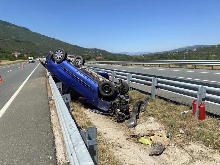 Bariyerlere çarpan araç ters döndü: 3 yaralı