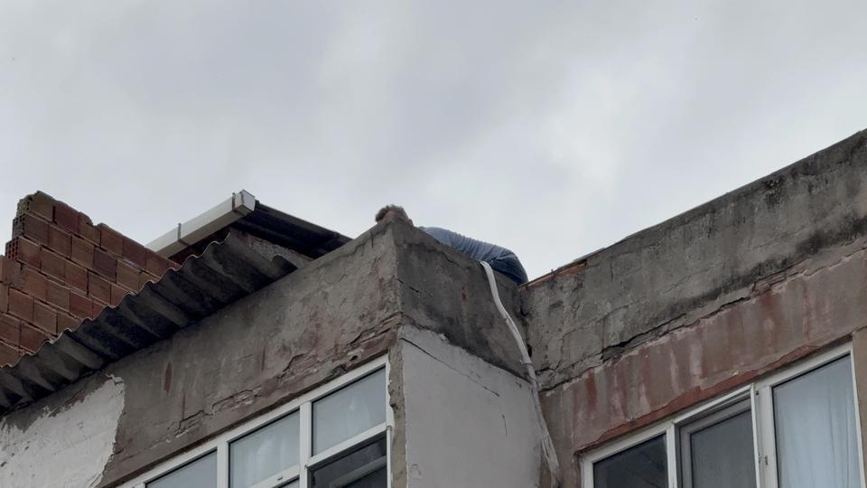 AMERİKALI 22 YAŞINDAKİ KADIN ÇATIYA ÇIKARAK İNTİHARA KALKIŞTI